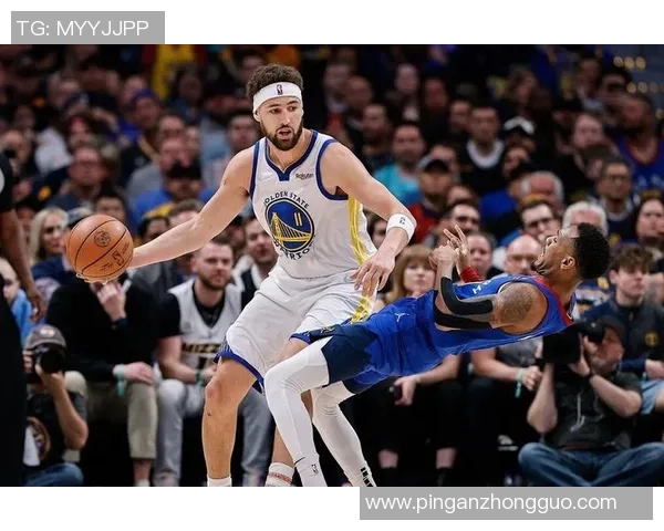 球迷怒火爆发季后赛赛场引发广泛热议引关注 球迷怒火爆发季后赛赛场引发广泛热议引关注