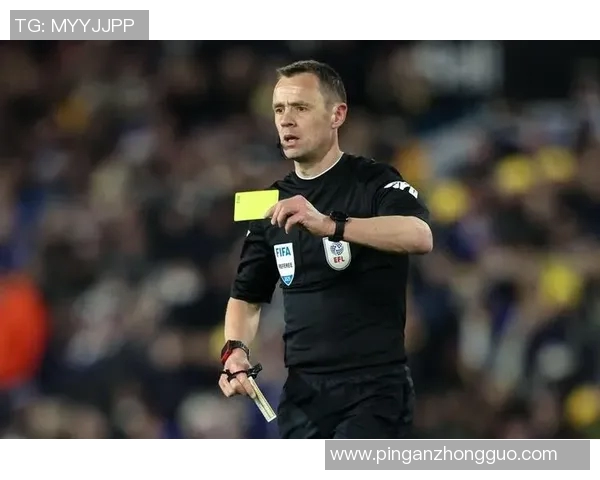 利物浦赛场突发小插曲裁判果断处理现场混乱局面